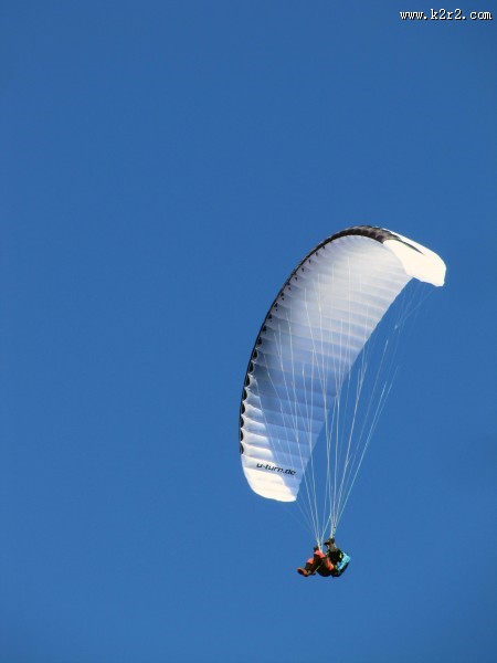 惊险刺激的滑翔伞运动图片