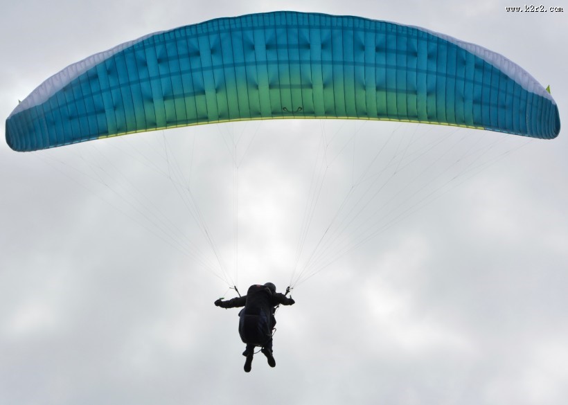 惊险刺激的滑翔伞运动图片