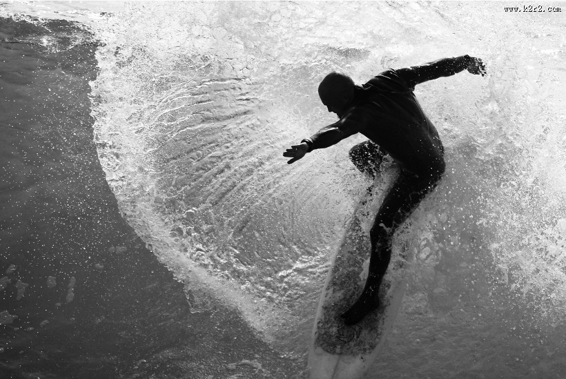 刺激的海上冲浪图片