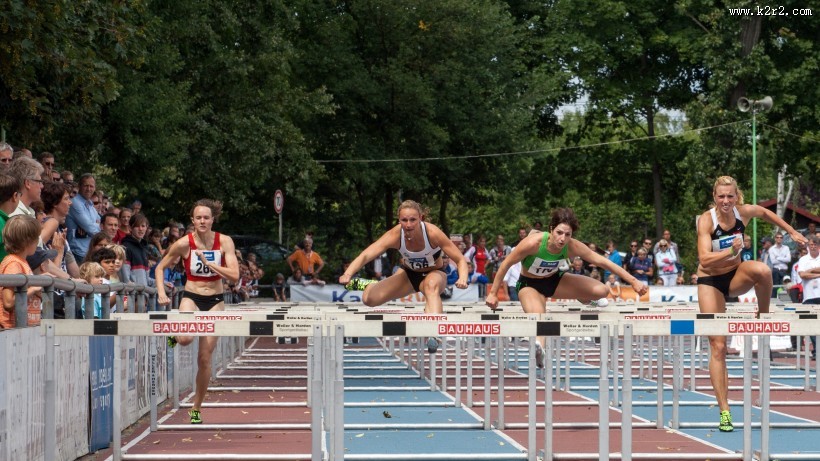 紧张刺激的跨栏跑比赛图片