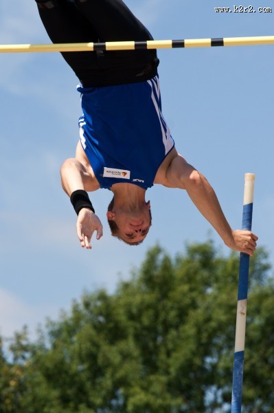 撑杆跳高比赛图片