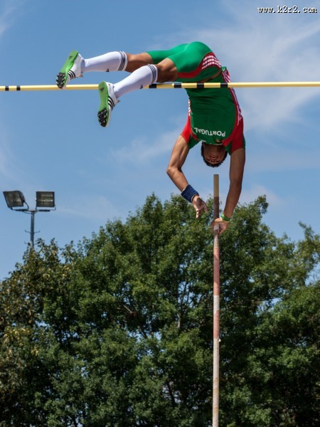 撑杆跳高比赛图片