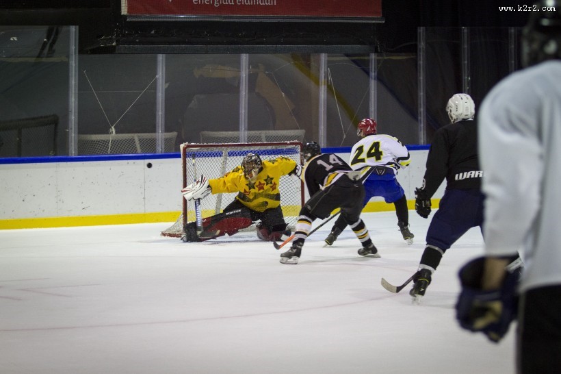 紧张激烈的班迪球比赛图片