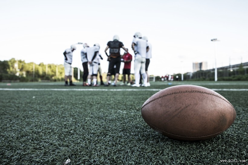 球场边的橄榄球图片大全