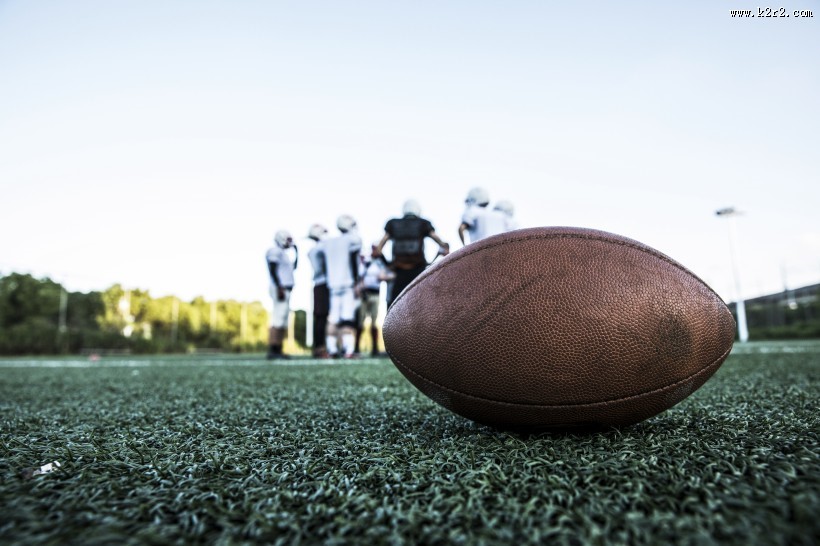 球场边的橄榄球图片大全