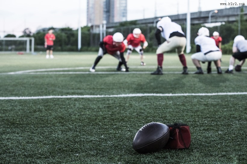 球场边的橄榄球图片大全