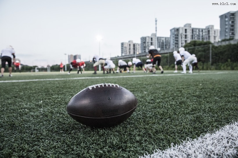 球场边的橄榄球图片大全