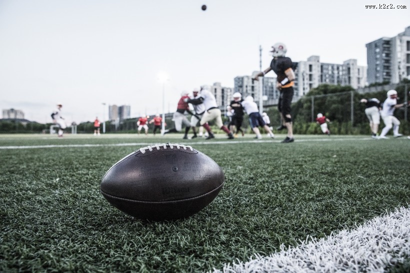 球场边的橄榄球图片大全