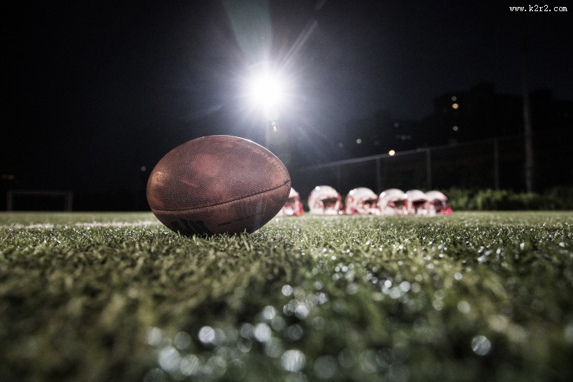 球场边的橄榄球图片大全