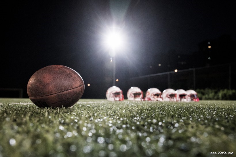 球场边的橄榄球图片大全