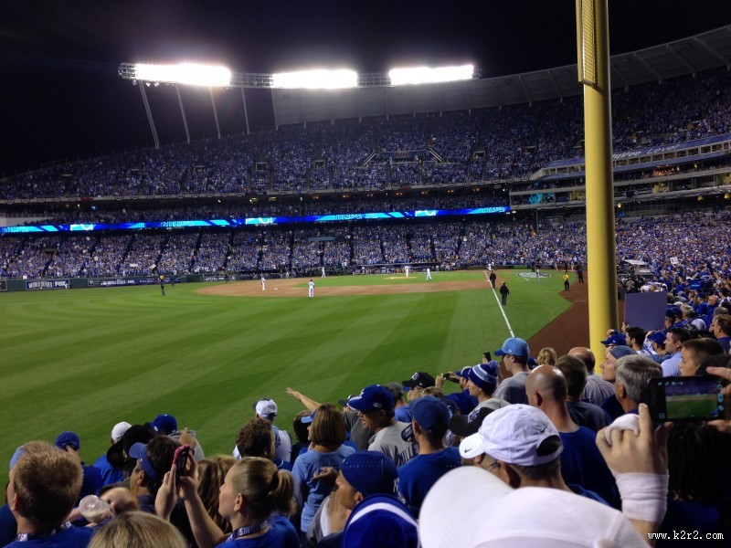 观众爆满的体育场图片