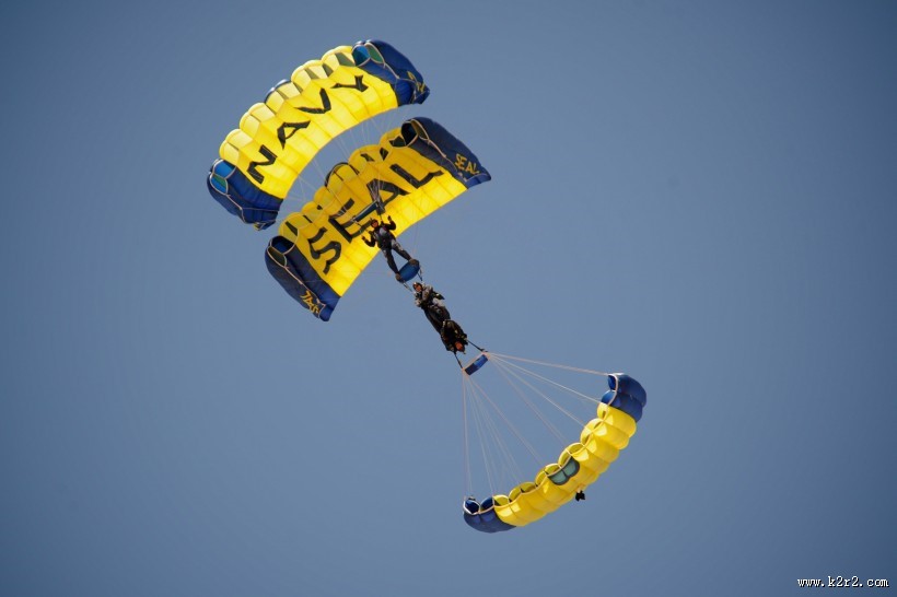 有挑战性的滑翔伞运动图片大全