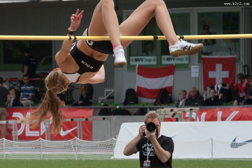 紧张的跳高运动图片