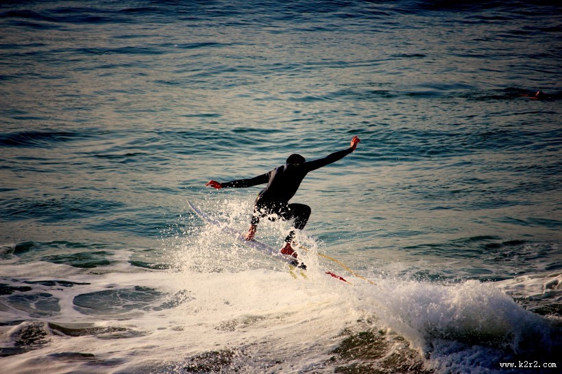 炫酷的海上冲浪图片