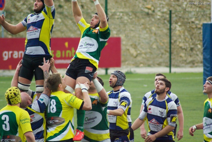 激烈的橄榄球比赛图片大全