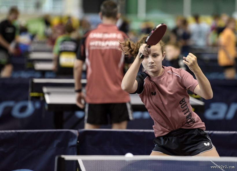 正在打乒乓球的小孩图片