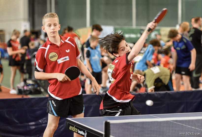 正在打乒乓球的小孩图片