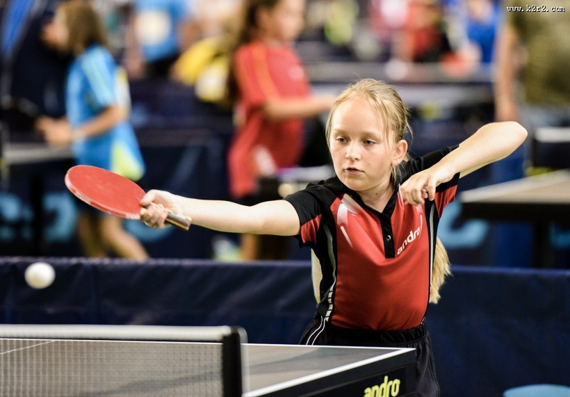 正在打乒乓球的小孩图片