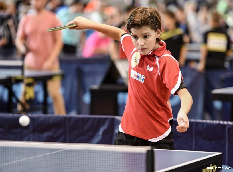 正在打乒乓球的小孩图片