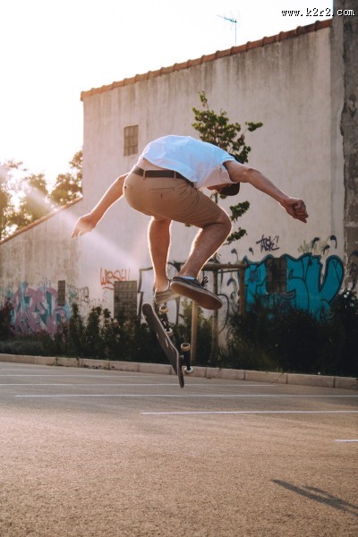 人们踩在滑板上的图片大全