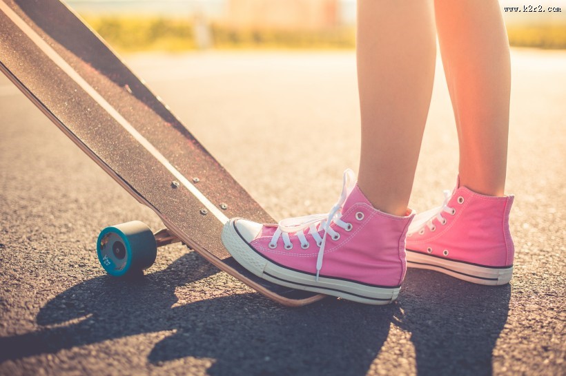 人们踩在滑板上的图片大全