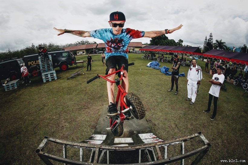 花样极限秀车技的人图片