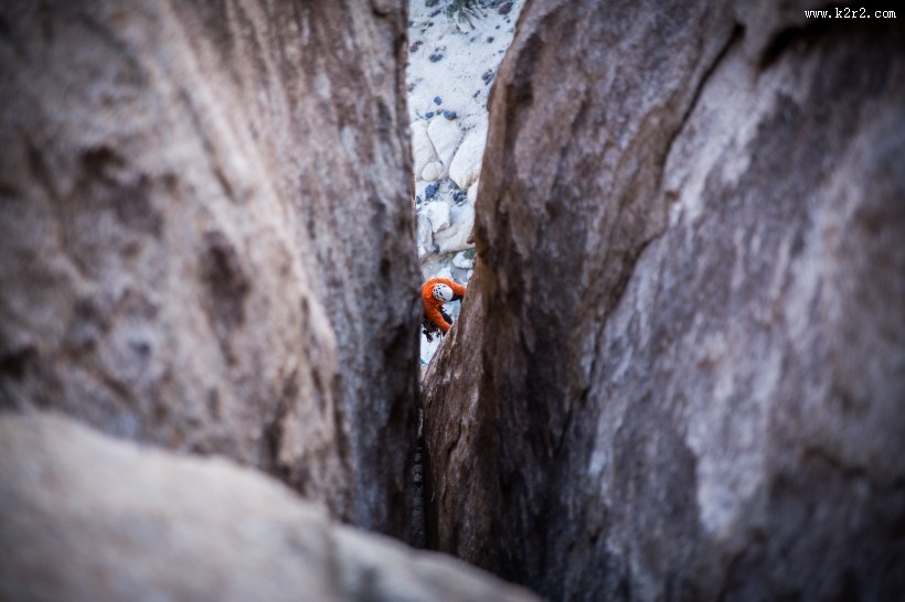 正在攀岩的冒险者图片