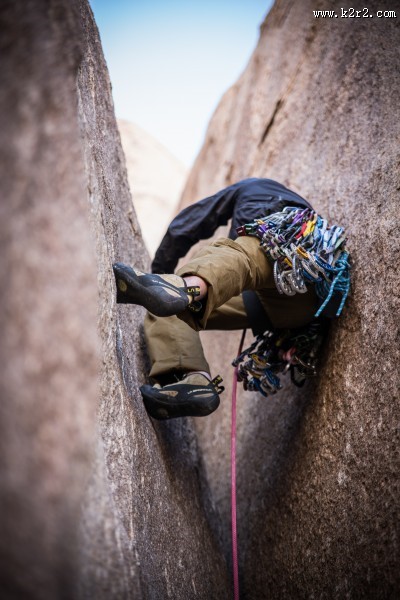 正在攀岩的冒险者图片