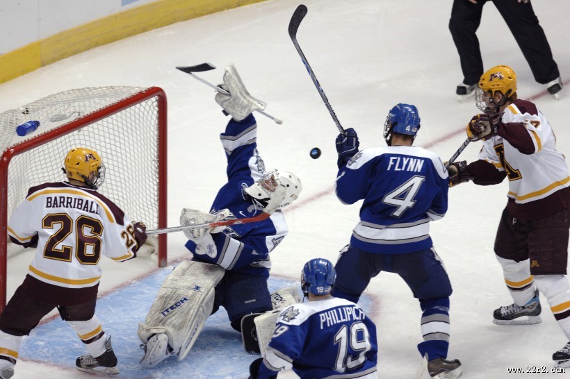 激烈的冰球比赛图片