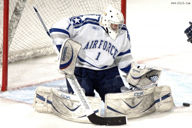 激烈的冰球比赛图片