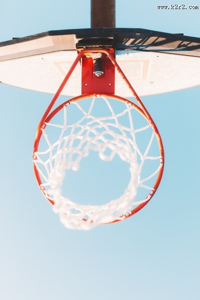 蓝天下的篮球框图片
