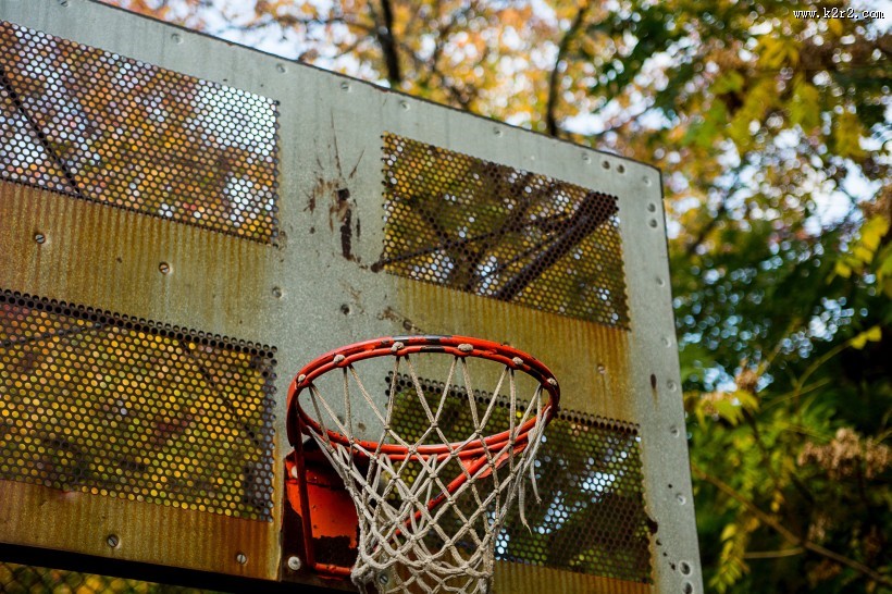 蓝天下的篮球框图片