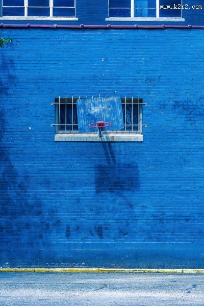 蓝天下的篮球框图片