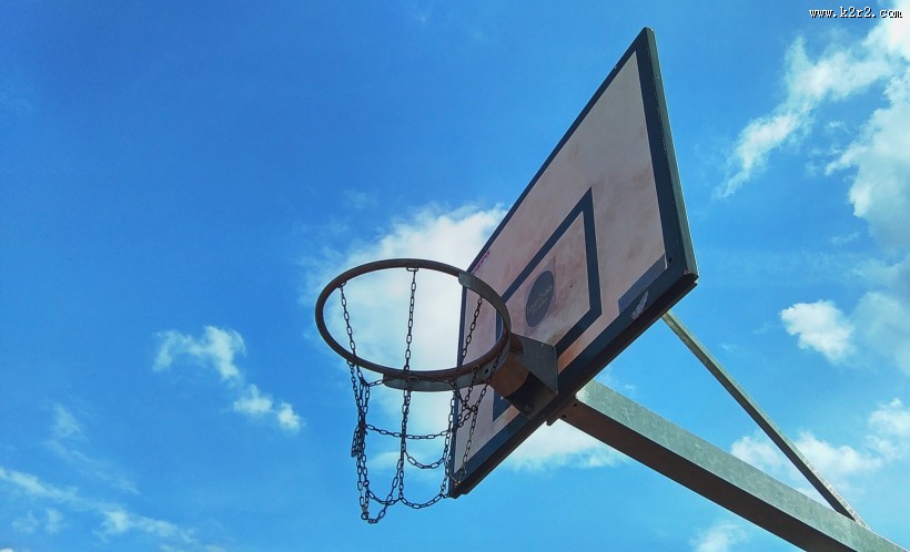 蓝天下的篮球框图片