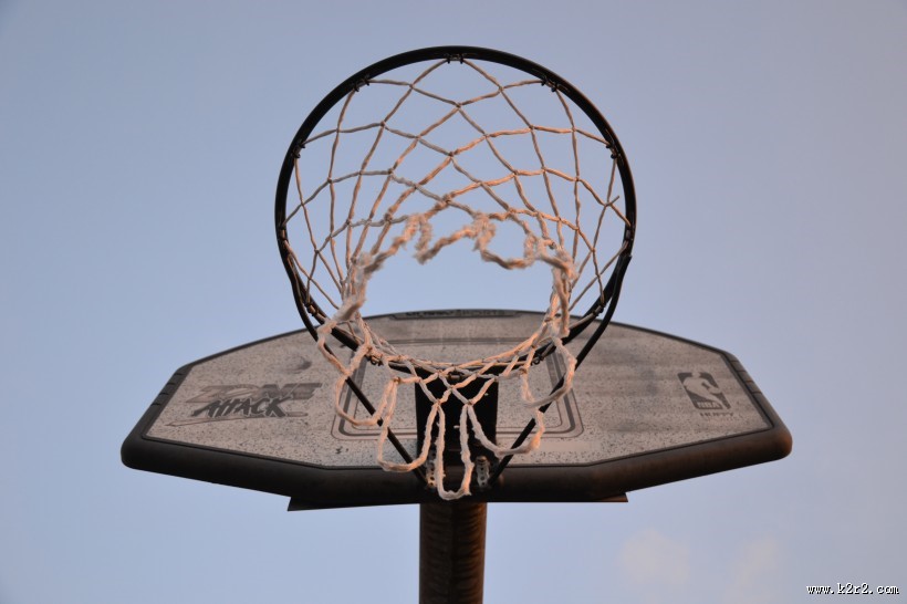 蓝天下的篮球框图片