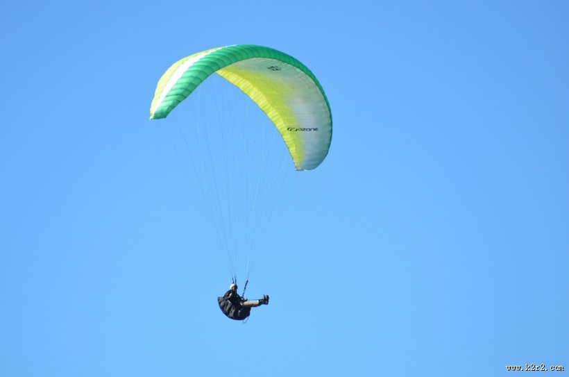 在天空悠闲飞行的滑翔伞图片