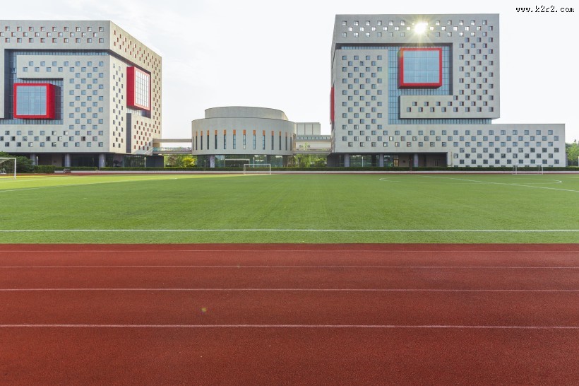 学校操场塑胶跑道图片