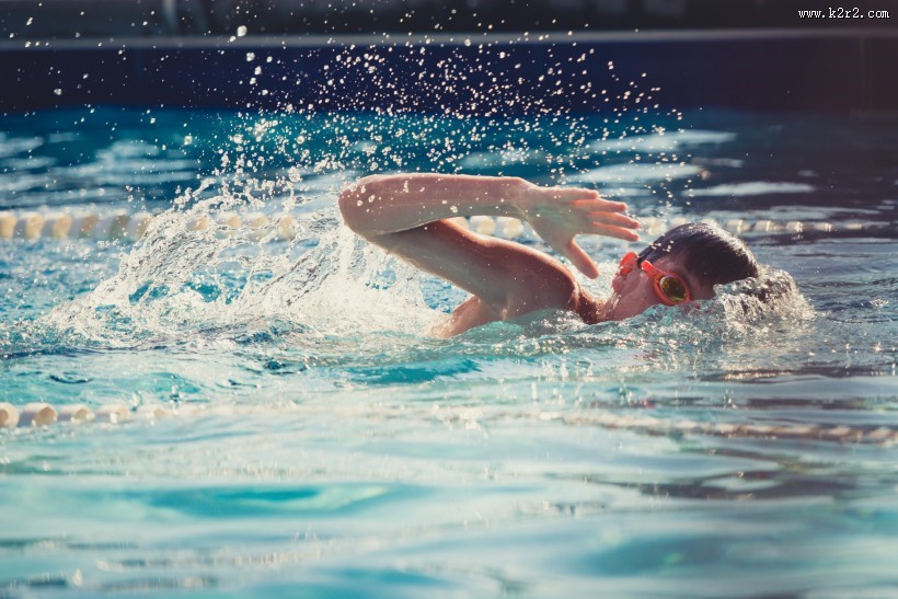 水池游泳的人图片