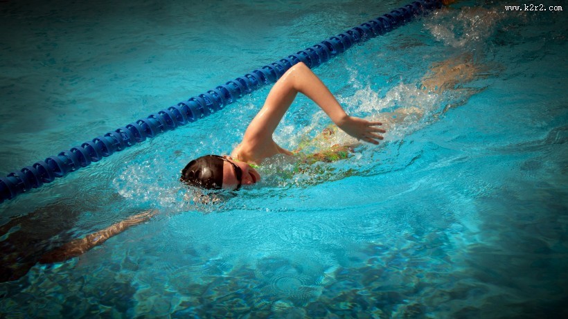 水池游泳的人图片