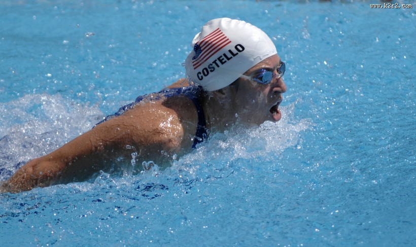 水池游泳的人图片