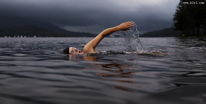 水池游泳的人图片