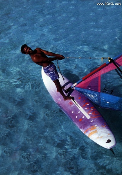 海上冲浪运动图片