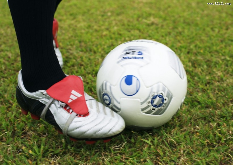 踢足球图片