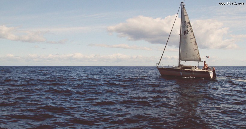 海上航行的帆船图片