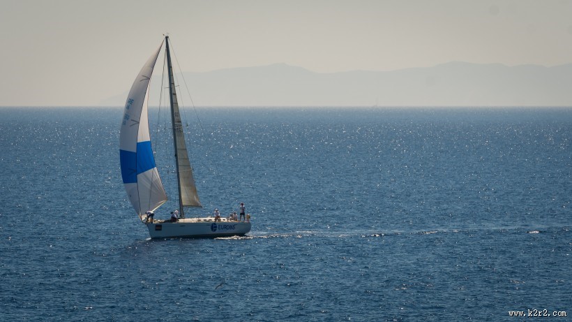 海上航行的帆船图片