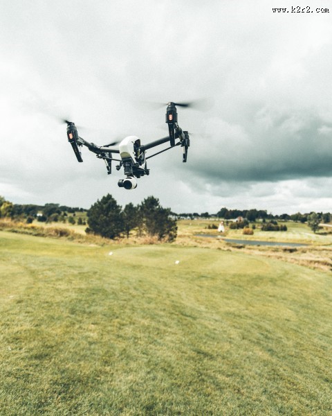 低空飞行的遥控无人机图片