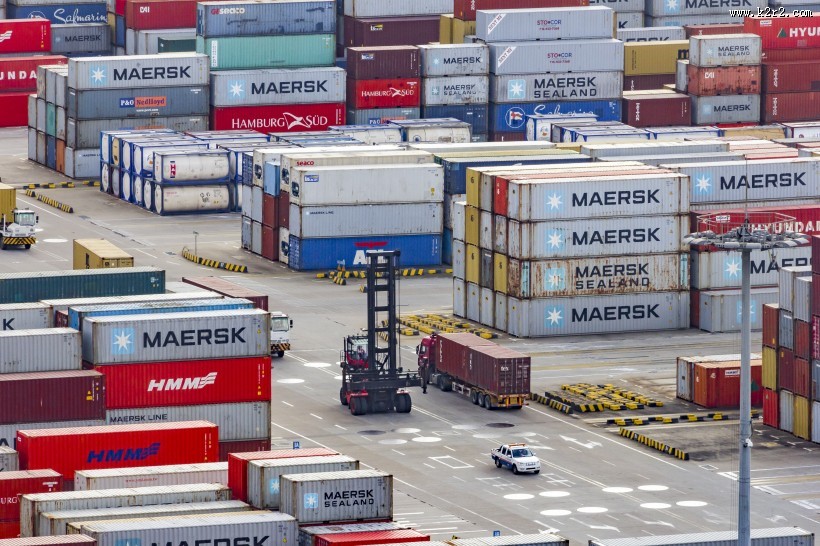 码头上的集装箱图片