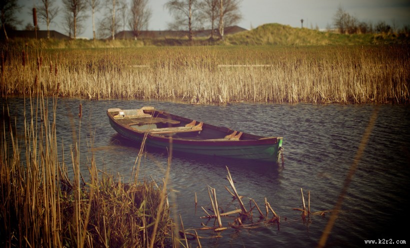 停留的木制小船图片