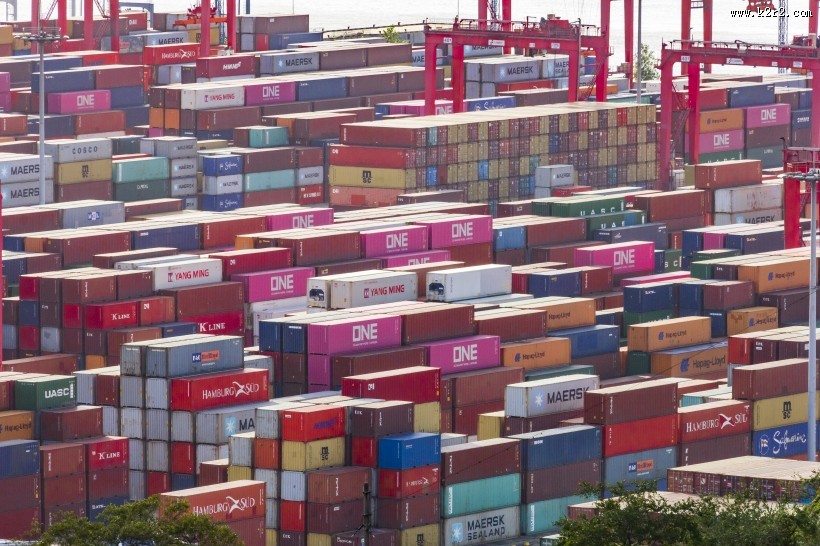码头上的集装箱图片