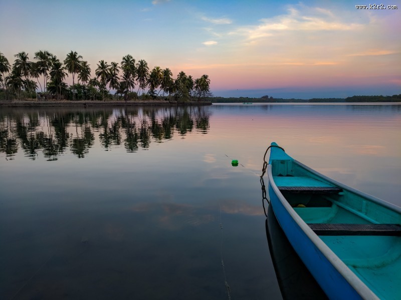 水面上的小舟图片